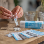 kobieta przeprowadza test