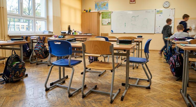 Jak wybrać wygodne i trwałe krzesła szkolne do klasy